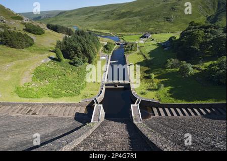 Vista del canale di fuoriuscita dalla diga, Claerwen Reservoir, Elan Valley, Powys, Galles, Regno Unito Foto Stock