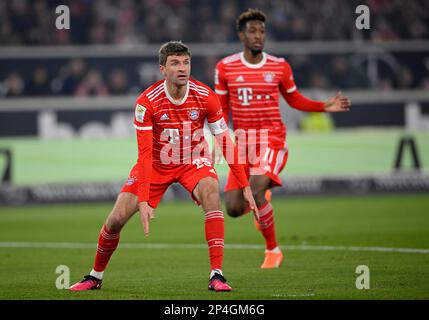 Thomas Mueller FC Bayern Muenchen FCB (25) sfida palla davanti al Kingsley Coman FC Bayern Muenchen FCB (11), Mercedes-Benz Arena, Stoccarda Foto Stock