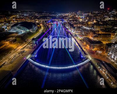 2022 / 2023 New Year laser show su Newcastle Quayside, che mostra la vista dall'alto del Millennium Bridge Foto Stock