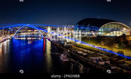 2022 / 2023 New Year laser show su Newcastle Quayside, mostrando Millennium Bridge e Sage Gateshead Foto Stock