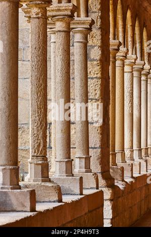 Colonne chiostro chiesa di Saint Emilion. Villaggio storico vicino a Bordeaux. Francia Foto Stock