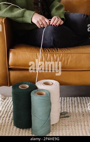 Close-up di macrame filo in un cestello con le forbici Foto stock - Alamy