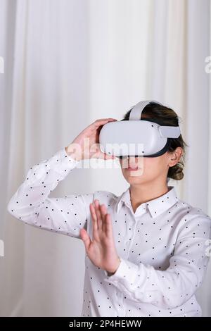 Donna d'affari che interagisce con occhiali VR. Foto Stock