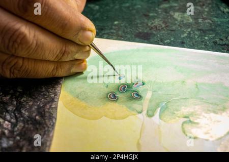 India, Rajasthan, Bikaner, Tirham, strada municipale, Bikaner Miniature Arts, pennello dell'artista Shiv Swami pittura Foto Stock