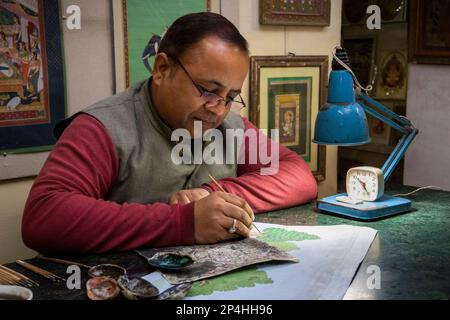 India, Rajasthan, Bikaner, Tirham, strada municipale, Bikaner Miniature Arts, artista Shiv Swami pittura Foto Stock