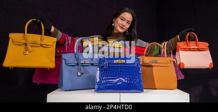Bonhams Knightsbridge, Londra, Regno Unito. 6 marzo 2023. Photocall for Designer Handbags & Fashion sale che si svolge il 9 marzo. I punti salienti includono: Hermes Shiny Rose Scheherezade Porosus Crocodile Birkin 20, 2015, stima £20.000-30.000; Hermes Jaune Ambre Epsom Leather Birkin 30, 2018, stima £12.000-18.000; (parte anteriore centrale) Hermes Special Order Shiny Bleu Electrique niloticus Crocodile Sellier Kelly 28, 2018, stima £22.000-28.000; Hermes Ordine speciale Bi-Colour Anemone e Rose Confetti pelle Chevre Birkin 30, 2013, stima £ 12.000-16.000. Credit: Malcolm Park/Alamy Live News. Foto Stock