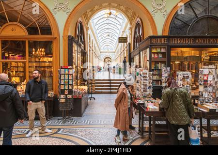 Persone che navigano all'interno della Galerie Vivienne, una galleria di shopping 19th ° secolo coperto, nel 2nd ° arrondissement, Parigi. Foto Stock