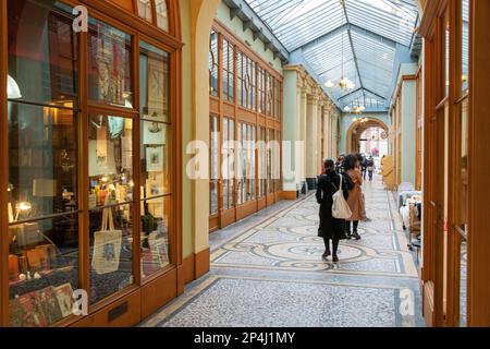 Donna vetrine shopping nella Galerie Vivienne, 2nd Arrondissement, Parigi. Foto Stock