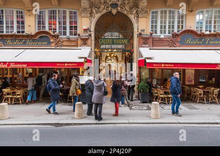 L'ingresso ornato alla galleria commerciale Galerie Vivienne sulla Rue des Petits Champs, 2nd ° arrondissement di Parigi. Foto Stock