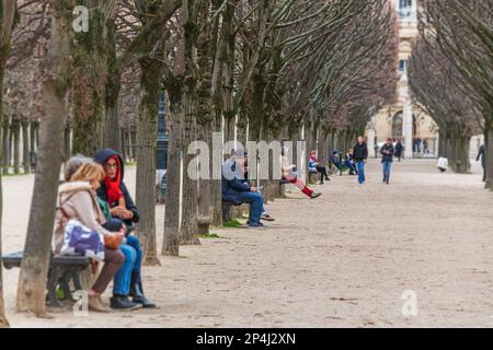 Persone sedute nei Giardini reali del Palais nel 1st° arrondissement di Parigi. Foto Stock
