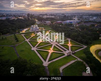 Bella vista aerea di vetro verde casa edificio e giardino Foto Stock