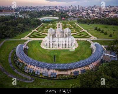 Bella vista aerea di vetro verde casa edificio e giardino Foto Stock