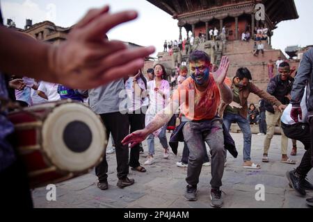 Nepal. 6th Mar, 2023. La gente celebra Fagu Purnima conosciuto come Holi, il festival dei colori in Nepal di Bhaktapur il lunedì. (Credit Image: © Amit Machamasi/ZUMA Press Wire) SOLO PER USO EDITORIALE! Non per USO commerciale! Credit: ZUMA Press, Inc./Alamy Live News Foto Stock