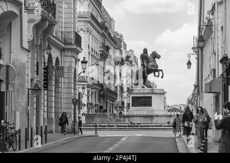 Foto in bianco e nero di Place des Victoires con al centro una statua equestre di Luigi XIV. Foto Stock