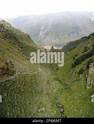 Gergeti vecchia torre, valle di montagna, foto del drone, in Georgia Foto Stock