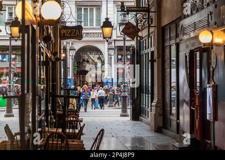 Interno del Passage des Panoramas che si affaccia verso il Boulevard de Montmartre a Parigi. Foto Stock