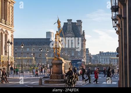 La statua equestre dorata di bronzo di Giovanna d'Arco nella Place des Pyramides, il Musee des Arts Decoratifs può essere visto dietro, Parigi, Francia. Foto Stock