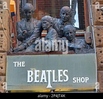 Statue del Fab4 - John, Paul, Ringo, George, sopra il negozio dei Beatles, al 31 di Mathew Street, Liverpool, Merseyside, Inghilterra, Regno Unito, L2 6RE Foto Stock