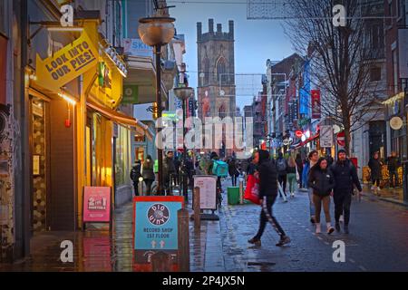 Una vivace Bold Street al crepuscolo, Liverpool, Merseyside, Inghilterra, Regno Unito, L1 4EZ, Chiesa di San Luca in lontananza - la chiesa bombardata Foto Stock