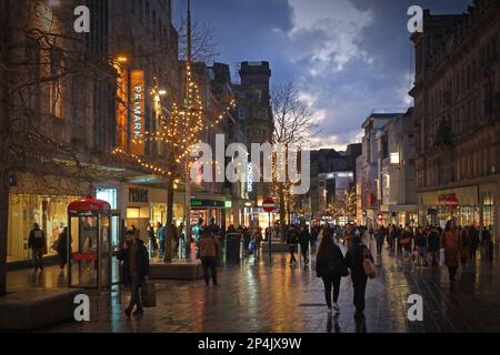 Crepuscolo in Church Street, la principale area commerciale al dettaglio, Liverpool, Merseyside, Inghilterra, Regno Unito, L1 3AY Foto Stock