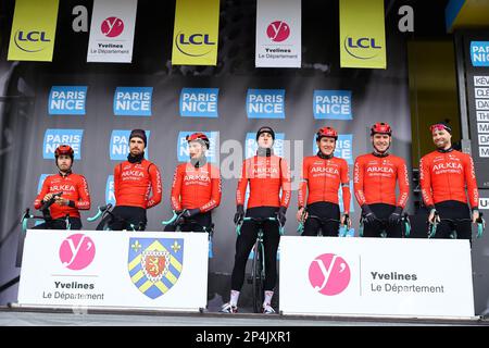 I piloti del team Arkea-Samsic sono stati raffigurati durante la presentazione del team in vista della seconda tappa della 81st° edizione della gara ciclistica Parigi-Nizza di otto giorni, da Bazainville a Fontainebleau (163,7 km) in Francia, lunedì 06 marzo 2023. FOTO DI BELGA DAVID PINTENS Foto Stock