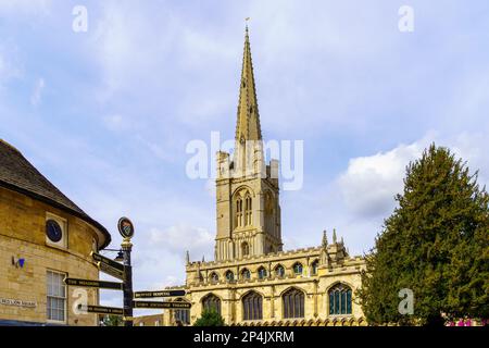 Stamford, Regno Unito - 22 settembre 2022: Vista dei segnali direzionali, e la Chiesa di tutti i Santi, a Stamford, Lincolnshire, Inghilterra, Regno Unito Foto Stock