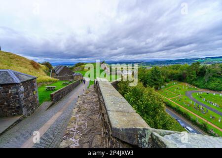 Stirling, Regno Unito - 25 settembre 2022: Vista dello storico castello di Stirling e del paesaggio circostante, con i visitatori, in Scozia, Regno Unito Foto Stock