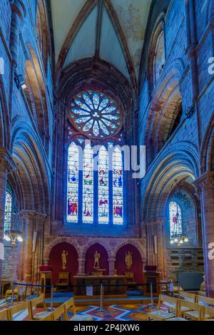 Kirkwall, Regno Unito - 03 ottobre 2022: Vista dell'interno della cattedrale di St Magnus, a Kirkwall, Isole Orcadi, Scozia, Regno Unito Foto Stock