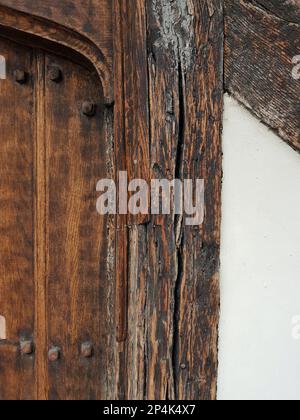 Particolare di una tradizionale porta in pannelli di legno con borchie. Foto Stock