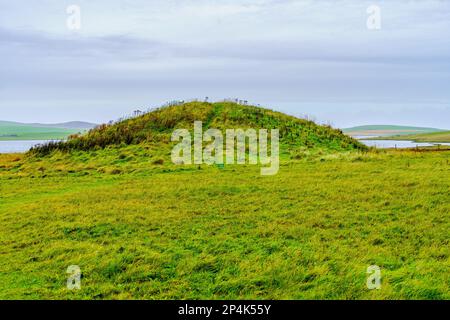 Vista dell'Unstan Chambered Cairn, l'anello di Brodgar, nelle Orcadi del Mainland, Scozia, Regno Unito Foto Stock