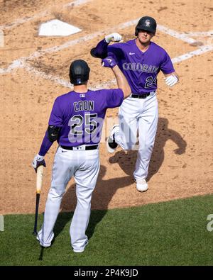 La seconda base dei Colorado Rockies Ryan McMahon (24) festeggia con la prima base C. J Cron (25) dopo un homerun durante una partita di allenamento primaverile della MLB contro i Chicago Cubs Sunday, 5 marzo 2023, a Scottsdale, Arizona. I Chicago Cubs sconfissero i Colorado Rockies 6-5 (Marcus Wilkins/Image of Sport) Foto Stock