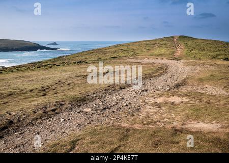 Un sentiero ruvido eroso sulla Warren su Pentire Point East sulla costa di Newquay in Cornovaglia in Inghilterra nel Regno Unito. Foto Stock