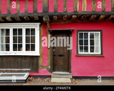 Facciata di un cottage rosa in Saffron Walden, Essex. Foto Stock