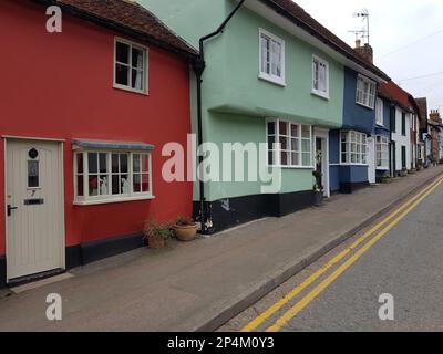Una scena di strada di cottage tradizionali in Saffron Walden, Essex. Foto Stock