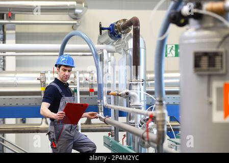 Assembler in un impianto industriale - Assemblaggio e riparazione sul posto Foto Stock