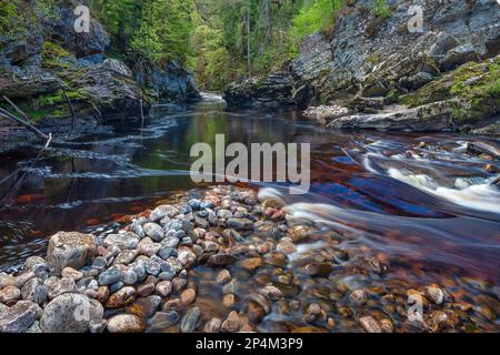 Vista estiva del Randolph's Leap sul fiume findhorn a Moray, scozia, regno unito Foto Stock