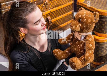 Londra, Regno Unito. 6th Mar, 2023. Louis Vuitton valigie e un Doudou 2005 & 2020 Teddy Bear, Limited Edition 2021, est $£2.600 - £3.200Preview di Bonhams 'Designer Handbags and Fashion sale presso il negozio Knightsbridge. La vendita stessa avrà luogo il 9th marzo a Knightsbridge. Credit: Guy Bell/Alamy Live News Foto Stock