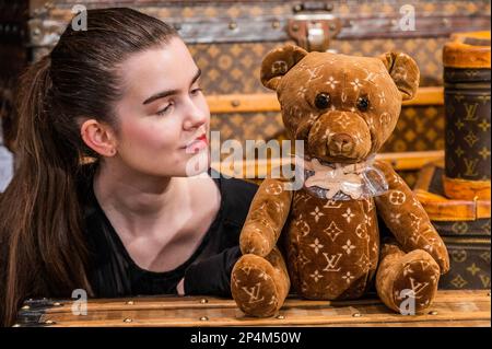 Londra, Regno Unito. 6th Mar, 2023. Louis Vuitton valigie e un Doudou 2005 & 2020 Teddy Bear, Limited Edition 2021, est $£2.600 - £3.200Preview di Bonhams 'Designer Handbags and Fashion sale presso il negozio Knightsbridge. La vendita stessa avrà luogo il 9th marzo a Knightsbridge. Credit: Guy Bell/Alamy Live News Foto Stock