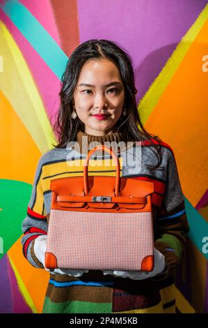 Londra, Regno Unito. 6th Mar, 2023. Hermes: Una Brique Swift e Toile Quadrille Birkin 25, 2021, est £12.000 - £22.000 - Anteprima di Borse Bonhams' Designer e vendita di moda presso il negozio Knightsbridge. La vendita stessa avrà luogo il 9th marzo a Knightsbridge. Credit: Guy Bell/Alamy Live News Foto Stock