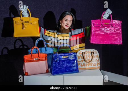 Londra, Regno Unito. 6th Mar, 2023. Alcuni degli articoli principali di Hermès: Un ordine speciale Shiny Bleu Electrique niloticus Crocodile Sellier Kelly 28, Horseshoe Stamp (HSS) 2018, est £22.000 - £28.000 con una rosa brillante Scheherazade Porosus Crocodile Birkin 40, 2015, est £20.000 - £30.000 e una Brique Swift e Toile Quadrille Birkin 25, 2021, est £12.000 - £22.000 e altre borse - Preview of Bonhams' Designer Handbags and Fashion sale presso il negozio Knightsb Ridge. La vendita stessa avrà luogo il 9 marzo a Knightsbridge. Credit: Guy Bell/Alamy Live News Foto Stock