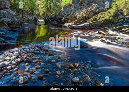 Vista estiva del Randolph's Leap sul fiume findhorn a Moray, scozia, regno unito Foto Stock