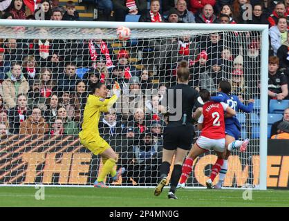 Chelsea Women Sam Kerr segna il primo goal di Chelsea durante la finale 2023 della Coppa della Lega degli pneumatici fa Women's Continental Tyres League tra le Donne dell'Arsenale contro Chelsea Foto Stock