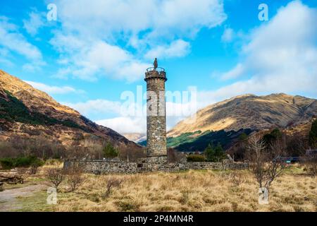 Glenfinnan Monument sulle rive di Loch Shiel nella zona di Lochaber in Scozia Foto Stock