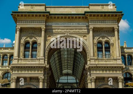 Milano, Italia Galleria Vittorio Emanuele II facciata a Piazza del Duomo. Vista giornaliera dell'ingresso al centro commerciale storico in Piazza Duomo. Foto Stock