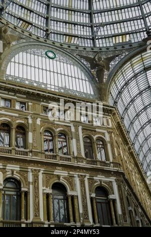 Napoli, Italia all'interno della Galleria Umberto I. Particolare di vetro-e-ferro coperto 19th ° secolo galleria dello shopping che ospita negozi e caffè. Foto Stock