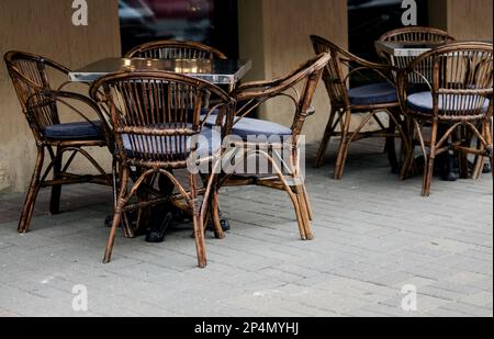 Bar vuoto in una giornata di sole. Caffetteria con terrazza nella piccola città europea Foto Stock