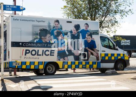 New Zealand Police Community Hub van guida attraverso Martinborough, Nuova Zelanda. Unità mobile utilizzata per promuovere la polizia nelle zone rurali Foto Stock