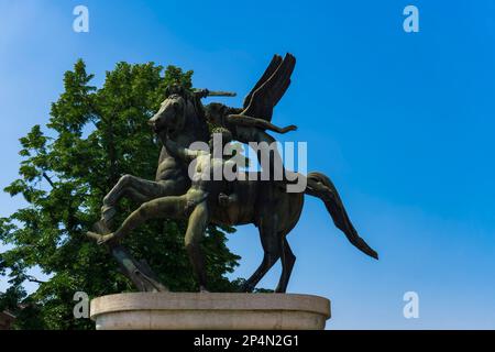 Verona, Italia statua di Ponte della Vittoria. Vista giornaliera della statua in bronzo del ponte della Vittoria sul fiume Adige. Foto Stock