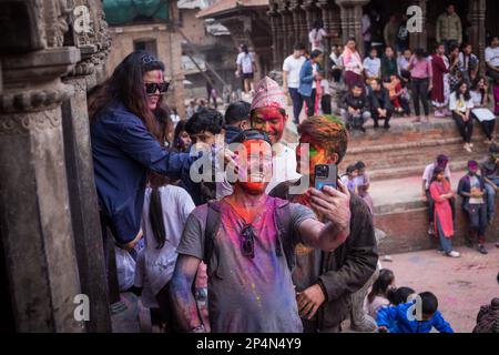 Lalitpur, Nepal. 6th Mar, 2023. Le persone cosparse di polvere colorata prendono selfie durante la celebrazione del Festival Holi a Piazza Patan Durbar a Lalitpur, Nepal, 6 marzo 2023. Credit: Notizie dal vivo su Hari Maharjan/Xinhua/Alamy Foto Stock