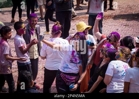 Lalitpur, Nepal. 6th Mar, 2023. Le persone cosparse di polvere colorata prendono selfie durante la celebrazione del Festival Holi a Piazza Patan Durbar a Lalitpur, Nepal, 6 marzo 2023. Credit: Notizie dal vivo su Hari Maharjan/Xinhua/Alamy Foto Stock